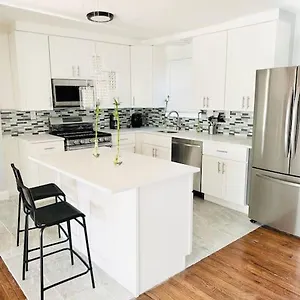 Cheerful 4-bedroom With Free Parking Apartment