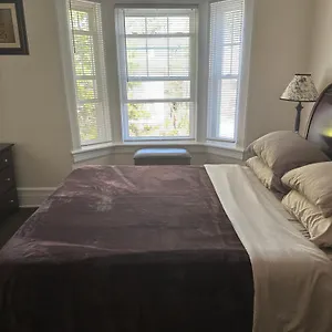 Victorian Palace- Mahogany Homestay