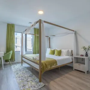 Spacious Airport Suite: Two-bedroom Comfort With Laundry Apartment
